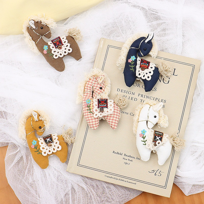 Cute Plaid Pony Brooch Handmad - Embroidery Horse recensie en prijs