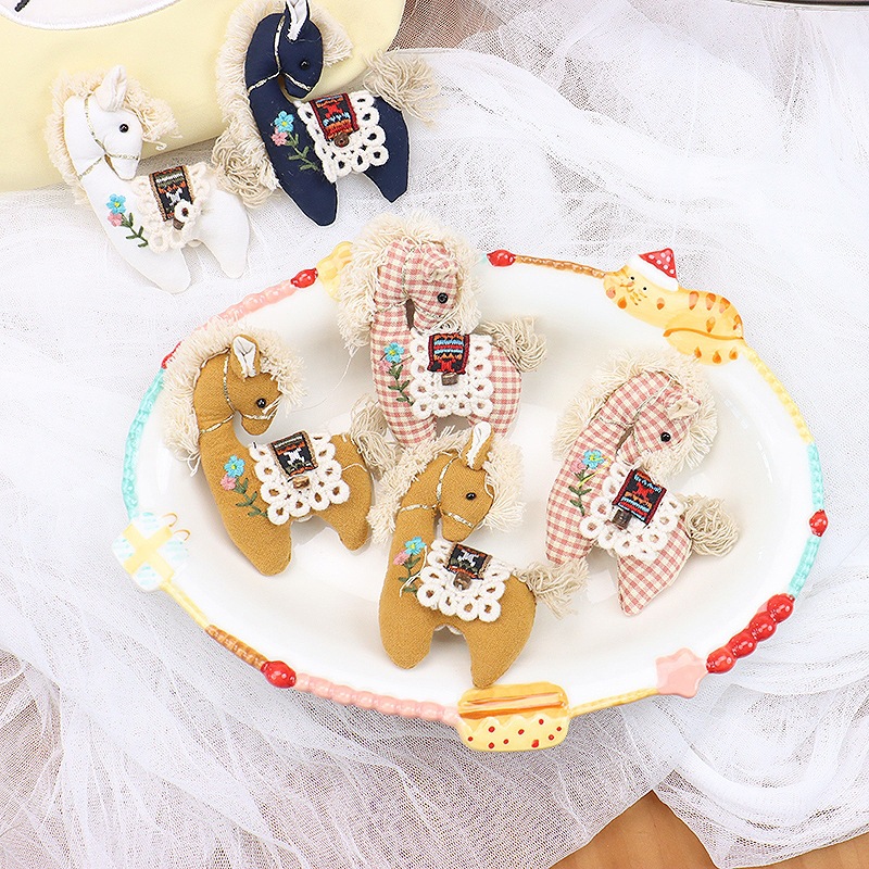 Cute Plaid Pony Brooch Handmad - Embroidery Horse recensie en prijs