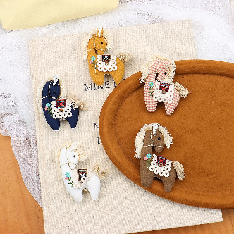 Cute Plaid Pony Brooch Handmad - Embroidery Horse recensie en prijs